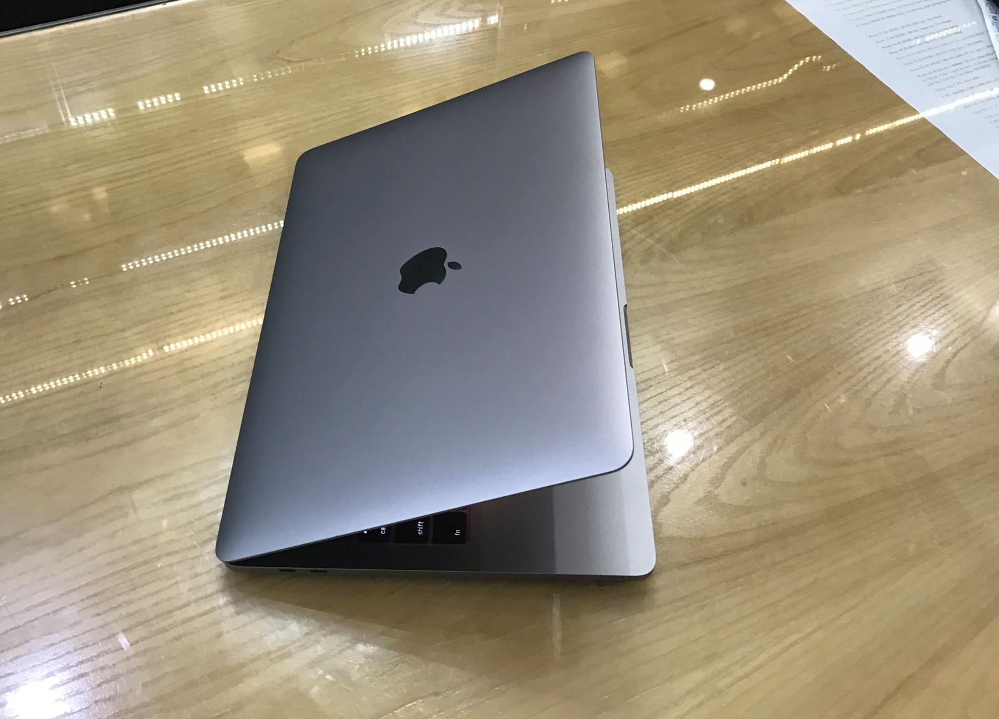 MacBook Pro 13in Touch Bar MNQF2-55.jpg